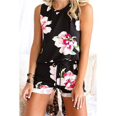 Черен потник с флорален принт плюс къси панталони